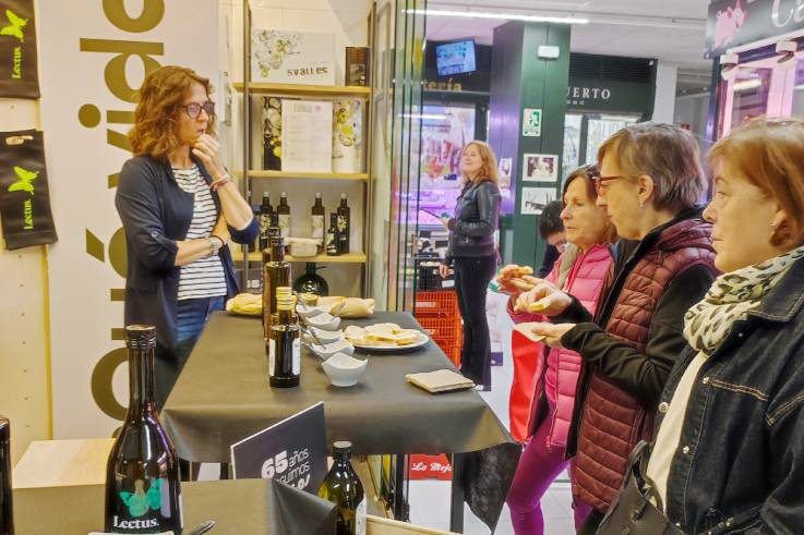 El Mercado del Corregidor acoge el primer puesto de venta de Aceite de La Rioja con DOP